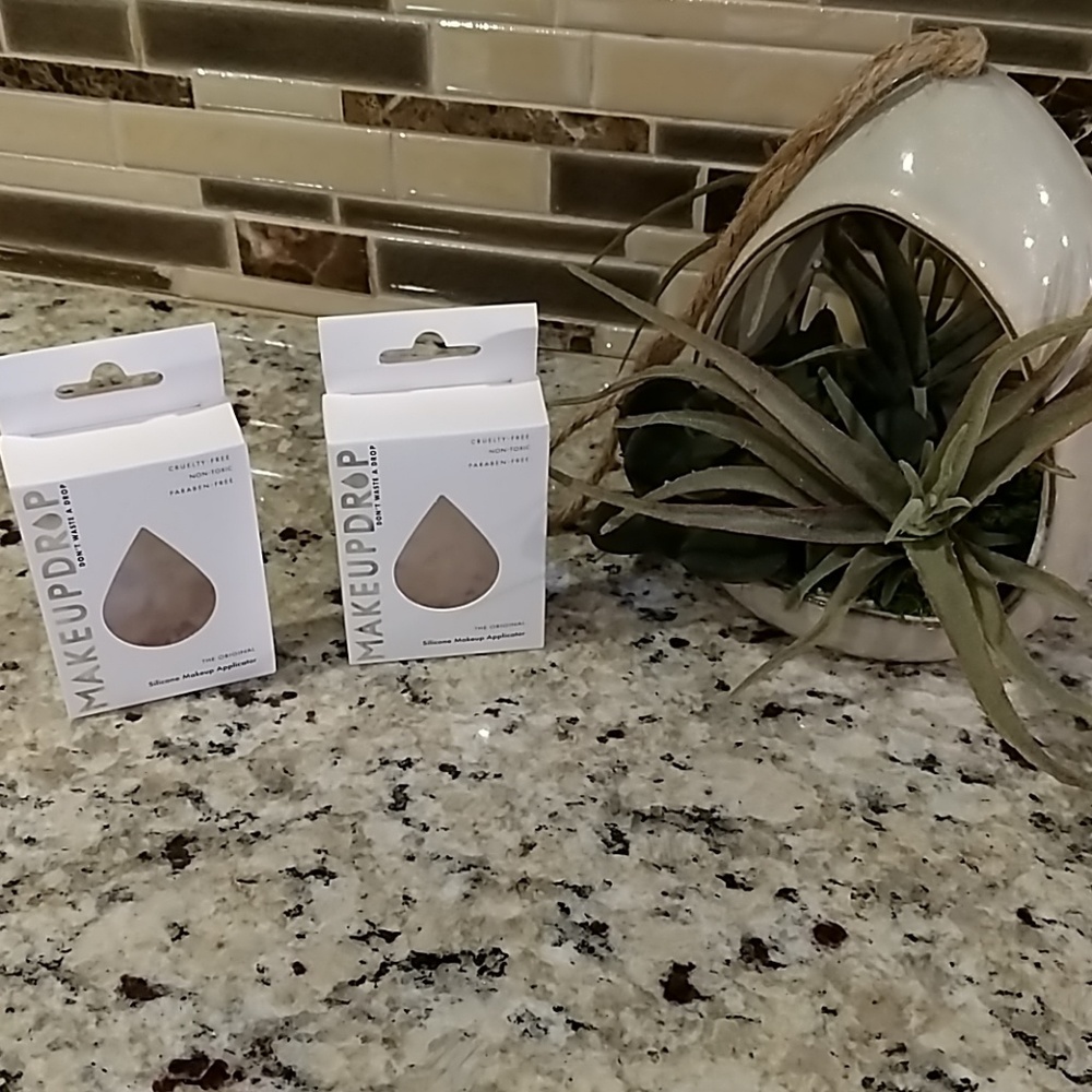 Makeup Drop silicone makeup applicator